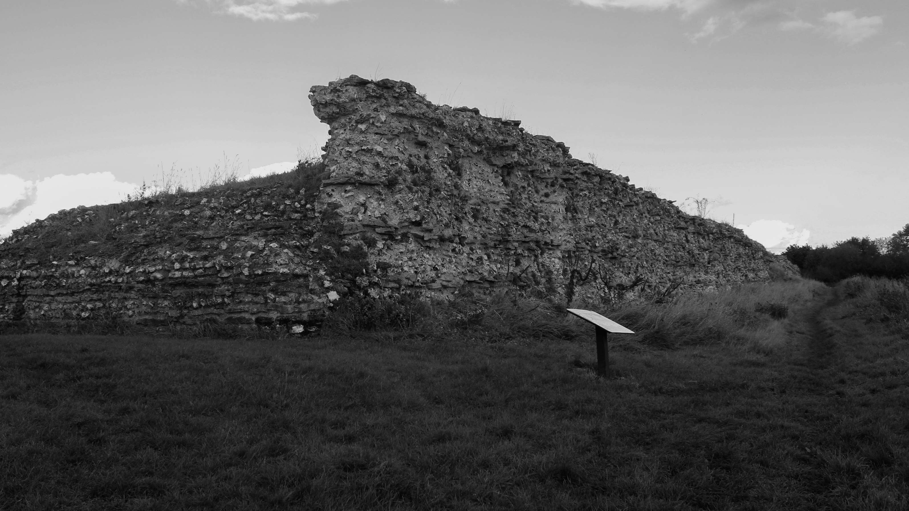 Black and white photgraph of Silchester Roman Walls